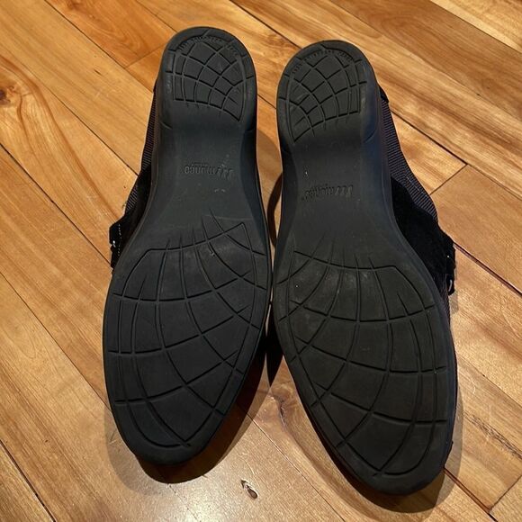 Munro Joliet black fabric/suede strap sneakers. Shock absorbing heel. Size 9 N.